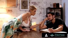 Redare Milf-ul blondă, Ryan Keely, îi oferă fiului ei vitreg un masaj Nuru aburind, care se termină cu sex sălbatic