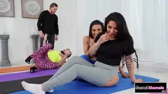 Abspielen Sinnlicher Shemale-Dreier: Yogalehrerin ohne Kondom, brünette Tgirls Jessy Dubai und Jane Marie