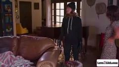 تشغيل امرأة سمراء أدريانا تشيشيك ورايلي ريد في جلسة جنسية مثلية مشبعة بالبخار مع كس التدفق ولعق الحمار