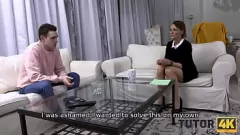 تشغيل معلمة هندسة ناضجة وتلميذها الشاب ينخرطان في علاقة غرامية مشبعة بتقنية 4K أمام الفصل الدراسي