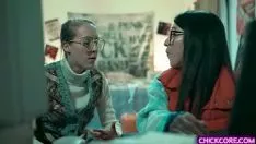 Jouer Deux putes regardent un film d'amour avec un homme et le chef vient sucer une bite