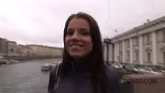 Abspielen Brünette hängt auf der Straße und wird zu Hause anal gefickt