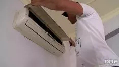 Reproducir Repara su aire acondicionado y recibe como regalo una mamada sensacional