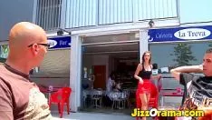Jouer Cliente scopa su una banda di una cagna con i siliconi