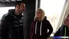 Afspelen Giulia neukt twee mannen buiten en zuigt hun lullen