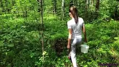 Abspielen Brünette lutscht im Wald für 50 Lei . einen Schwanz