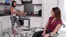 تشغيل انها تلعق بوسها ثم يضاجعها في المطبخ