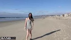 Abspielen Die Strandschlampe gibt Blowjob und Sex im Auto
