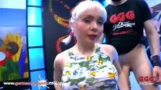 Jouer Cara giovane donna scopa duro come sa meglio