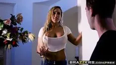 Reproducir Adrian ve a su hermana vacía y la folla bien