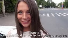 Reproduzir A jovem que é fodida na rua xxx com uma sexy alemã