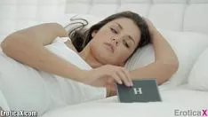 تشغيل الفتاة في الحب الذي يمارس الجنس عاطفيًا