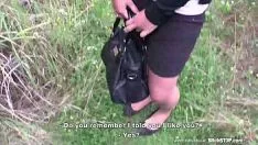 Abspielen Sex mit einer Prostituierten wird auf dem grünen Gras gefickt