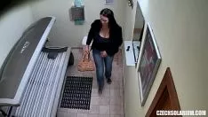 A jovem filmou secretamente na cama de bronzeamento.