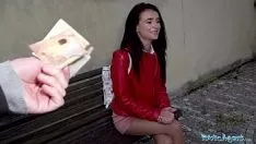 Abspielen Sie ist eine nette Frau, die sich gut fühlt, wenn sie Sex hat