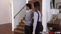 Polis memuru uyurken genç bir kadını sikiyor