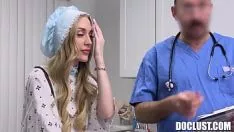 Abspielen Der heißeste Gynäkologe fickt eine Hausfrauenpatientin gut