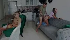 تشغيل هذه الشقراء الجميلة تريد أن تمارس الجنس في الفم