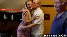 Odtwórz Chuda blondynka uprawia seks w luksusowej willi z bardzo seksownym mężczyzną