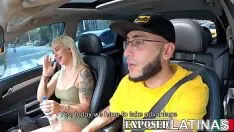 Jouer Il lui fait une pipe dans la voiture puis la baise sur le bateau