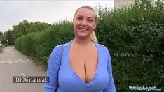 Abspielen Sie hat große Titten und wird für Blowjob und Straßensex bezahlt
