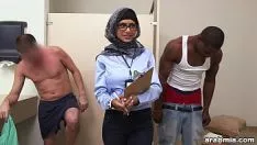 Redare Mia khalifa in compania a doua pule mari si negre