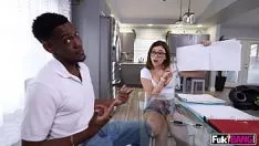 تشغيل الفتاة السوداء تحب أن تمتص الديك كثيرا