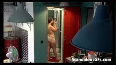 Jouer Balla nel bagno nudo che fa di lui una ragazza dal seno sciolto