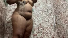 Afspelen Verborgen camera registreert de stomende douche van een ebony babe