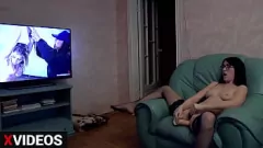 Redare Bruneta MILF coboară cu ciorapi și un vibrator