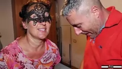 Jouer La bruna matura Elisabetta, 50 anni, fa sesso anale e altro in un video casalingo hardcore