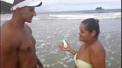 Abspielen Latina-MILF Paty Bumbum fickt und bläst in der Öffentlichkeit am Strand