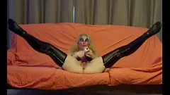 Jouer Une MILF chaude a un véritable orgasme en utilisant un vibromasseur après la danse