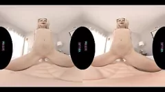 Jouer VRALLURE: bionda magra stuzzica con i giocattoli nella realtà virtuale