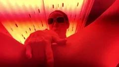 Jouer L'esibizionista rossa Kylee Nash scende nel lettino abbronzante