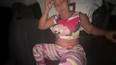 Jouer Une MILF latina séduit et suce la bite dure de son beau-neveu, prenant sa charge chaude