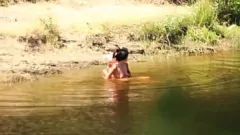 Abspielen Paar beim leidenschaftlichen Sex im Freien an einem einsamen Strand erwischt