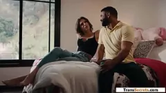 Redare Tatăl vitreg Draven Navarro nu poate rezista avansurilor Bareback ale fiicei vitrege Shemale Jade Venus