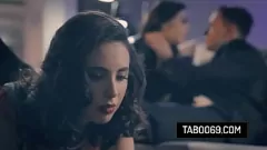 Odtwórz Zdradzająca gospodyni domowa Casey Calvert dzieli się kutasem męża z najlepszą przyjaciółką Whitney Wright w gorącym trójkącie