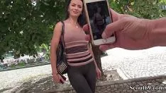 Abspielen 32-jährige Milf von der Straße genommen und in ihre süße Muschi gefickt