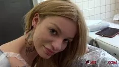 Blondine in leerer Muschi auf den Arsch tätowiert und masturbiert