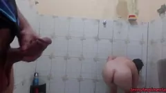 Jouer Step-maman ne peut pas résister à Big Cock: le chien anal intense et le sperme sur le cul