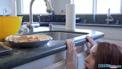 Afspelen Bevredig je verlangens: Madi Collins & Michael Swayze in 'Wil je wat cake?