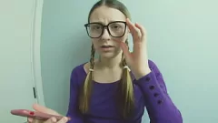 Afspelen Bad Boy transformeert nerdy meisje in een met cum bedekte slet!