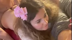 Afspelen Blonde amateur -vrouw neukt een andere man, waardoor de echtgenoot een cuckold is