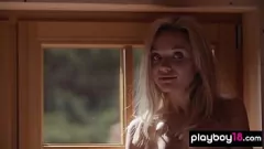 Reproduzir Petite toda a loira russa natural de Zhenya Belaya Striptease e exposição a buceta raspada