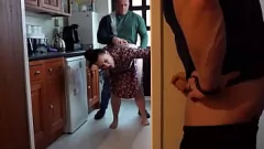 Redare Soțul Cuckold urmărește crema de soție, păsărică umplută de a fi futută de o pula mare