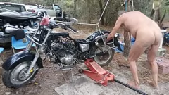 Reproducir El mecánico travieso se desnuda durante el mantenimiento de la motocicleta