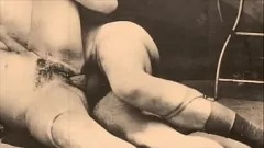 Reproducir Dark Lantern Entertainment's Retro Lesbian Threugome - Dos siglos de porno vintage peludo