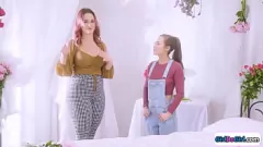 Redare Bruneta tatuată Siri Dahl FaceSits Busty Spencer Bradley în acțiunea lesbiană hardcore